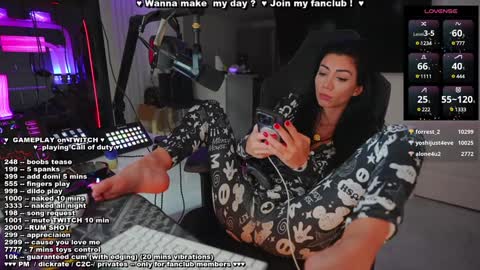 Snapshot of evelyne92 chatting on 12/20/24, 09:00 Evelyne online show from 12/20/24, 09:00