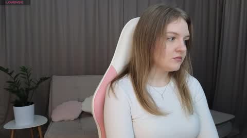 Snapshot of evettavega chatting on 11/10/25, 07:51 Evetta online show from 11/10/25, 07:51