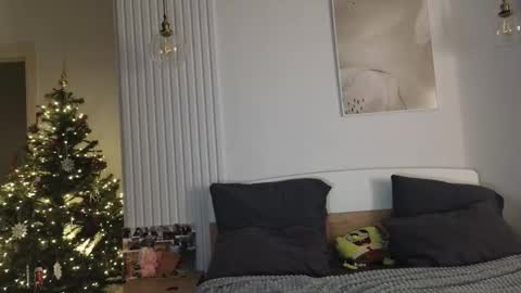 evi_woow online show from 12/13/25, 09:20