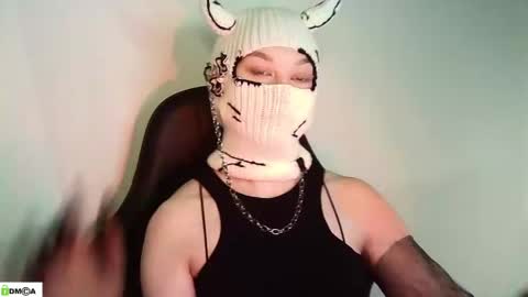 Snapshot of evie_muna chatting on 04/27/26, 04:32 Renesme White Im here from Monday to Friday online show from 04/27/26, 04:32