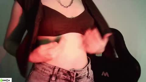 Snapshot of evie_muna chatting on 04/28/26, 01:26 Renesme White Im here from Monday to Friday online show from 04/28/26, 01:26