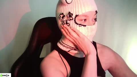Snapshot of evie_muna chatting on 05/01/26, 01:32 Renesme White Im here from Monday to Friday online show from 05/01/26, 01:32