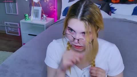 evie_val online show from 11/02/25, 03:14