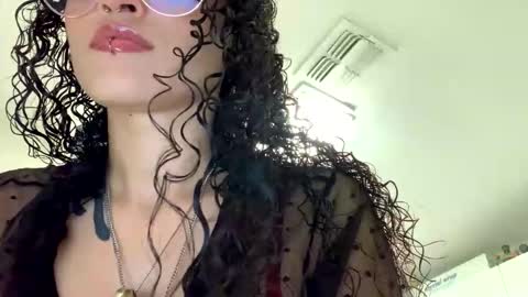 Snapshot of evusixx chatting on 12/20/25, 02:18 evusixx online show from 12/20/25, 02:18