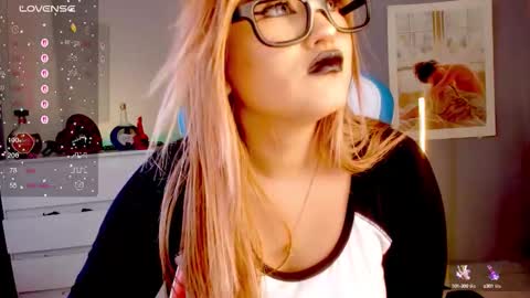 Snapshot of evva_foxxy chatting on 09/19/25, 03:02 evva_foxxy online show from 09/19/25, 03:02