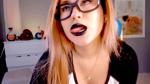 Snapshot of evva_foxxy chatting on 09/22/25, 03:58 evva_foxxy online show from 09/22/25, 03:58