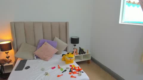 Snapshot of evvaa_moon chatting on 10/04/25, 01:20 evvaa_moon online show from 10/04/25, 01:20