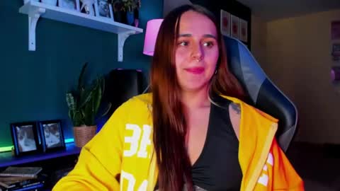 Snapshot of evy_orange1 chatting on 05/02/26, 12:15 EVY online show from 05/02/26, 12:15