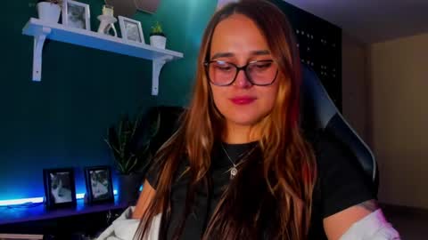 Snapshot of evy_orange1 chatting on 06/05/26, 12:28 EVY online show from 06/05/26, 12:28