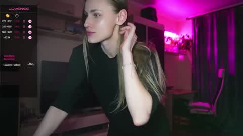 Snapshot of exe_cutie chatting on 12/13/24, 01:37 Mary online show from 12/13/24, 01:37