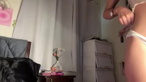 Snapshot of exoo_exoo_07 chatting on 11/28/25, 04:04 Angela online show from 11/28/25, 04:04