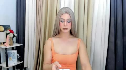 Snapshot of expensive_elise chatting on 02/13/26, 12:01 expensive_elise online show from 02/13/26, 12:01