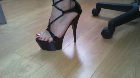 Snapshot of exquisite_elise chatting on 10/21/25, 01:23 Elise online show from 10/21/25, 01:23