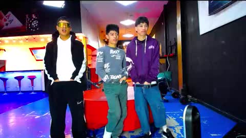 extrangers online show from 10/25/25, 01:07