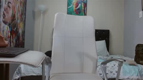 extrella_latina22 online show from 12/31/24, 10:23