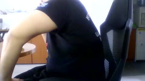 Snapshot of extrex2 chatting on 03/31/26, 11:32 derssing online show from 03/31/26, 11:32