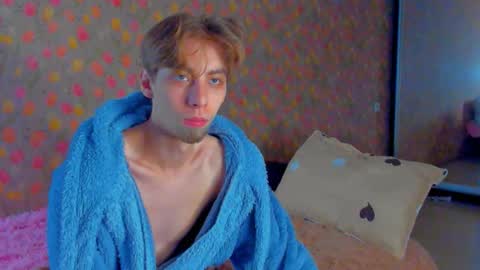 Snapshot of exxry chatting on 12/01/25, 12:32 exxry online show from 12/01/25, 12:32