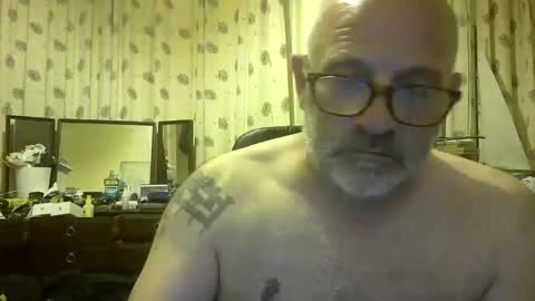 Snapshot of f1zzeek chatting on 05/26/26, 12:28 f1zzeek online show from 05/26/26, 12:28