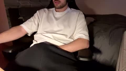 Snapshot of fabian_196 chatting on 02/23/25, 07:17 Call me bitch online show from 02/23/25, 07:17