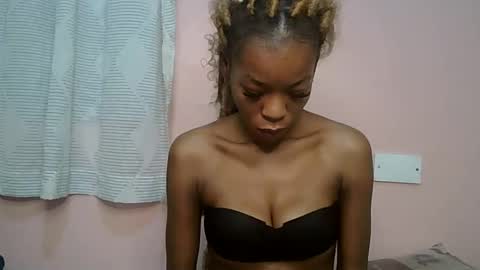 faizah_ online show from 05/17/26, 11:39