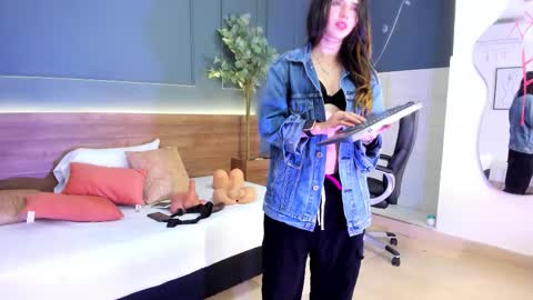 Snapshot of fallen_angel999777 chatting on 10/21/25, 12:44 Megan 630 1330 -5 online show from 10/21/25, 12:44