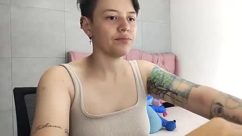 Snapshot of fanny_18 chatting on 10/09/25, 04:05 FANNY online show from 10/09/25, 04:05