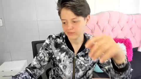 Snapshot of fanny_18 chatting on 10/23/25, 03:39 FANNY online show from 10/23/25, 03:39