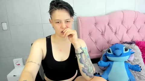 Snapshot of fanny_18 chatting on 11/11/25, 02:00 FANNY online show from 11/11/25, 02:00