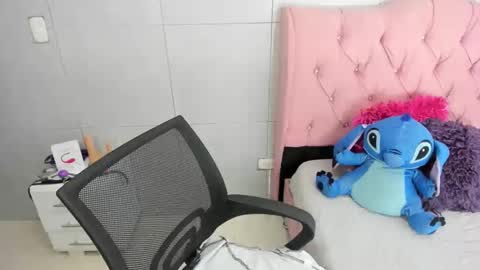 Snapshot of fanny_18 chatting on 12/18/25, 04:07 FANNY online show from 12/18/25, 04:07