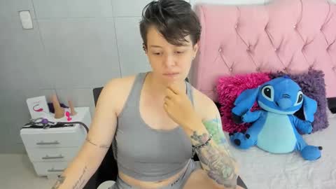 Snapshot of fanny_18 chatting on 12/19/25, 01:34 FANNY online show from 12/19/25, 01:34