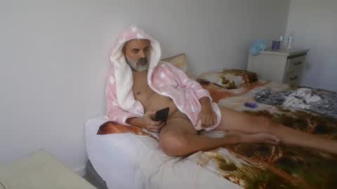 Snapshot of fantazy_island chatting on 11/26/25, 05:36 mike anglo online show from 11/26/25, 05:36