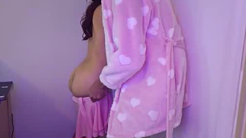 Snapshot of fantazy_island chatting on 12/01/25, 01:38 mike anglo online show from 12/01/25, 01:38