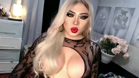 Snapshot of fascinating_ts_vana chatting on 07/05/26, 06:04 vana online show from 07/05/26, 06:04