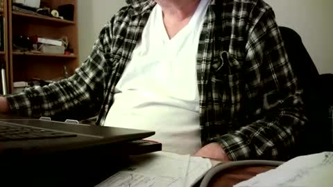 Snapshot of fatbellyitalian3 chatting on 12/17/25, 12:22 fatbellyitalian3 online show from 12/17/25, 12:22