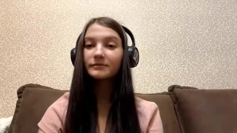 Aurora 18yo online show from 10/27/25, 08:18