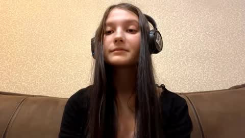 Aurora 18yo online show from 11/17/25, 11:16