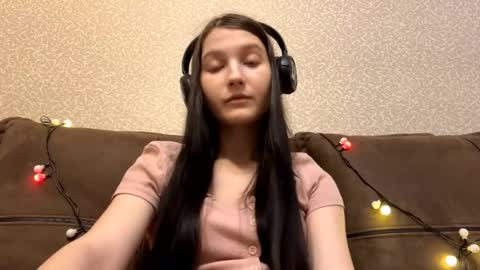 Aurora 18yo online show from 12/19/25, 08:43