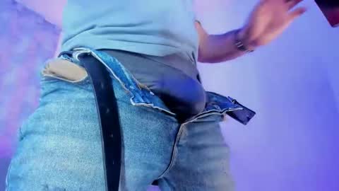 Snapshot of favid95 chatting on 11/19/25, 04:40 favid95 online show from 11/19/25, 04:40