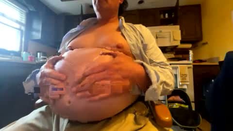 Snapshot of feedmyhugebelly chatting on 04/22/26, 08:32 feedmyhugebelly online show from 04/22/26, 08:32