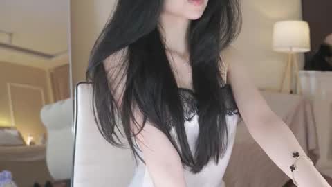 Snapshot of feel_me_00 chatting on 10/17/25, 09:28 feel_me_00 online show from 10/17/25, 09:28