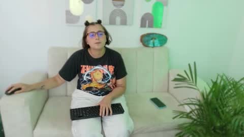 Snapshot of feelina_firesoul chatting on 10/07/25, 09:56 Feelena online show from 10/07/25, 09:56