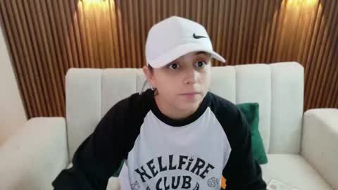 Snapshot of feelina_firesoul chatting on 07/19/26, 06:00 Feelena online show from 07/19/26, 06:00