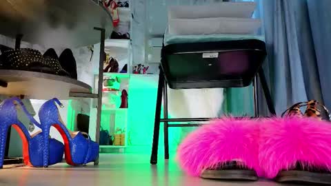 Snapshot of feet_heelss chatting on 11/26/25, 10:38 Kris online show from 11/26/25, 10:38