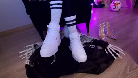 Snapshot of feetvibe chatting on 10/20/25, 07:20 FeetVibe online show from 10/20/25, 07:20