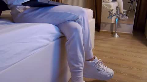 Snapshot of feetvibe chatting on 11/12/25, 08:15 FeetVibe online show from 11/12/25, 08:15