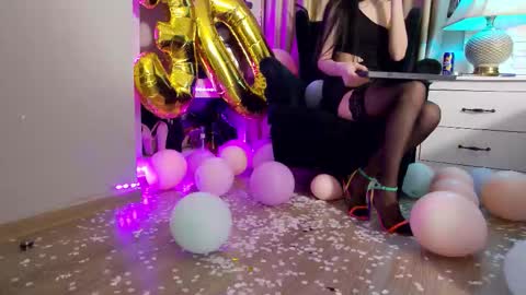 Snapshot of feetvibe chatting on 11/19/25, 08:36 FeetVibe online show from 11/19/25, 08:36