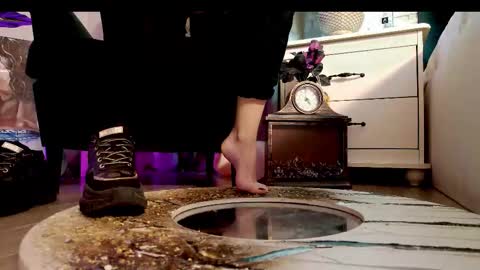 Snapshot of feetvibe chatting on 12/17/25, 08:53 FeetVibe online show from 12/17/25, 08:53