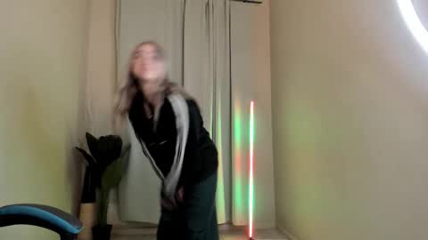 Snapshot of feiia chatting on 11/19/25, 04:29 feiia online show from 11/19/25, 04:29