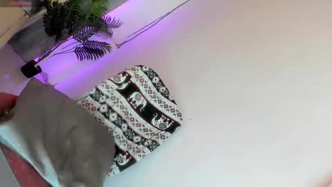 Snapshot of feisty_woman chatting on 12/23/24, 11:36 Prianka online show from 12/23/24, 11:36