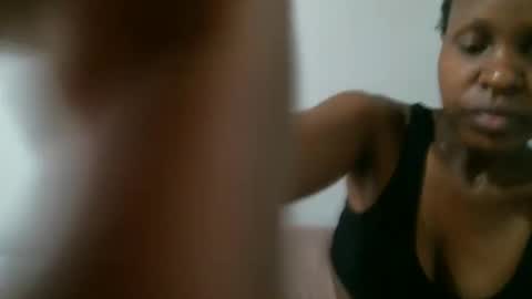Snapshot of femaqueen chatting on 03/02/25, 08:27 Navil online show from 03/02/25, 08:27